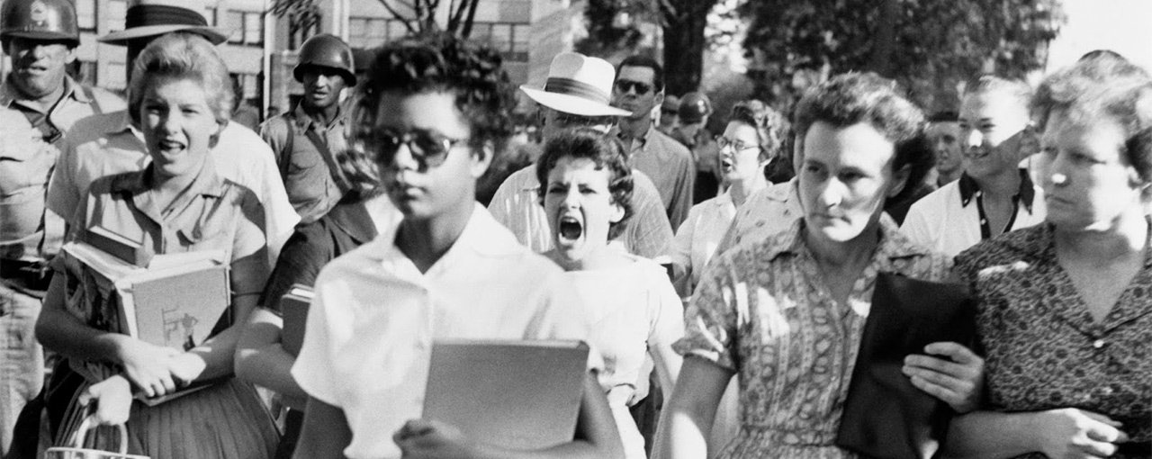 Elizabeth Eckford, de 15 años, perseguida por una multitud en la escuela secundaria de Little Rock Central el primer día del año escolar, el 4 de septiembre de 1957. Foto de Will Counts.