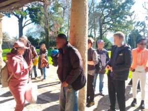 Imagen de la visita de personas participantes del Programa de Asilo y Refugio del Movimiento por la Paz -MPDL- Cantabria al Museo Etnográfico de Muriedas (Cantabria)