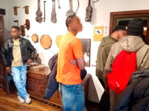 Imagen de la visita de personas participantes del Programa de Asilo y Refugio del Movimiento por la Paz -MPDL- Cantabria al Museo Etnográfico de Muriedas (Cantabria)