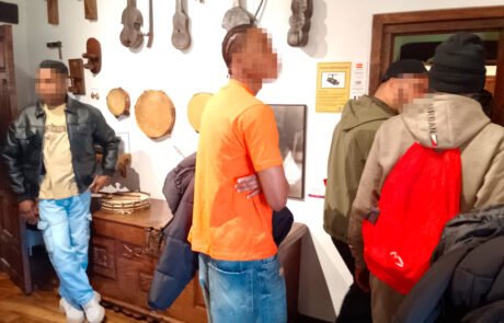 Imagen de la visita de personas participantes del Programa de Asilo y Refugio del Movimiento por la Paz -MPDL- Cantabria al Museo Etnográfico de Muriedas (Cantabria)