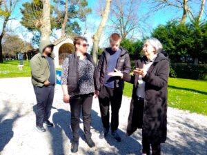 Imagen de la visita de personas participantes del Programa de Asilo y Refugio del Movimiento por la Paz -MPDL- Cantabria al Museo Etnográfico de Muriedas (Cantabria)