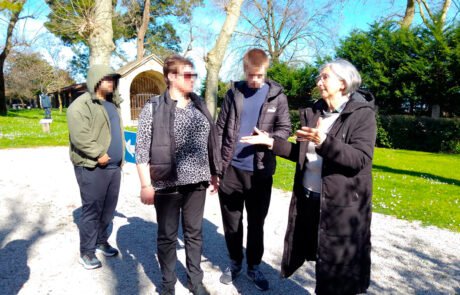 Imagen de la visita de personas participantes del Programa de Asilo y Refugio del Movimiento por la Paz -MPDL- Cantabria al Museo Etnográfico de Muriedas (Cantabria)