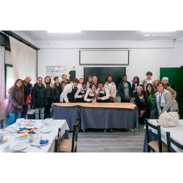 🏫 La semana pasada visitamos el IESBesaya de Torrelavega con participantes de nuestro Programa de Protección Internacional en 👩‍🎓 un intercambio de experiencias con su alumnado. ¡Muchas gracias por vuestro tiempo y acogida!

✍️ Puedes leer el resumen de la visita que ha escrito Ana Lucía Restrepo, voluntaria de Comunicación y Sensibilización del Movimiento por la Paz -MPDL- Cantabria en nuestro blog: https://mueveteporlapaz.org/2025/04/24/visita-ies-besaya-torrelavega-programa-proteccion-internacional/