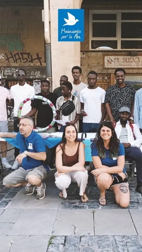 🕊 En MPDL La Rioja nos hemos unido a otras entidades de nuestra comunidad que también trabajan con personas refugiadas para celebrar el Día de las Personas Refugiadas.: @accem_ong, @refugiadxs_larioja, @riojaacoge y @ailarioja.
 
👣 El día 18 de junio por la tarde dimos un paseo guiado por Logroño y su historia con las personas usuarias de estas entidades. 

🟣 El viernes 20 de junio a las 12 h. participamos en la concentración contra la violencia de género, este día especialmente dedicada a mujeres migrantes, realizada en el @aytologrono. 

🎲 También el viernes, de 18 a 20 h., en la Plaza del Mercado de Logroño, recibimos a la ciudadanía con información y propuestas y juegos en torno a la migración, la solicitud de refugio, el racismo, la xenofobia... 

🙋 Decenas de personas pasaron por nuestras mesas informativas y pudieron participar de las actividades y juegos de sensibilización propuestos. 

🤗 La actividad finalizó con la lectura de un manifiesto pidiendo un refugio real y accesible para todas las personas que se ven obligadas a huir de sus países.

#Refugio #refugiados #refugiadas #refugees #refugee #ProteccionInternacional #ProtecciónInternacional #conlosrefugiados #refugeeswelcome #welcomerefugees #bienvenidosrefugiados #refugiadosbienvenidos #asilopolítico #asilopolitico #Paz #CulturaDePaz #DerechosHumanos #ConvivenciaPacífica #Convivencia #díadelrefugiado #diadelrefugiado #díamundialdelrefugiado #diamundialdelrefugiado #worldrefugeeday #refugeeday