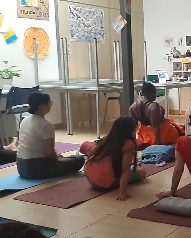 🧘🏽‍♀️ El grupo Empoderadas coordinado por el Movimiento por la Paz -MPDL- Cantabria vivió en junio una jornada llena de conexión, bienestar y sororidad con el taller de yoga dentro del proyecto Mujermente. 

🪷 El aula se convirtió en un espacio de cuidados y a través de cada respiración, de cada movimiento consciente, fortalecieron sus cuerpos y mentes, recordando que el autocuidado es un acto de amor propio. 

🕯️ Gracias a todas las valientes mujeres que compartieron este espacio de armonía y crecimiento. Juntas seguimos construyendo un camino de bienestar y empoderamiento.

🧘🏽‍♀️ El mes pasado también empezamos a impartir en el Centro Cívico Tabacalera un taller de yoga semanal para las personas participantes del Programa de Protección Internacional del MPDL Cantabria. 

🤗 Muchas gracias al Ayuntamiento de Santander y a @oicossantander por la cesión del aula que lo ha hecho posible.