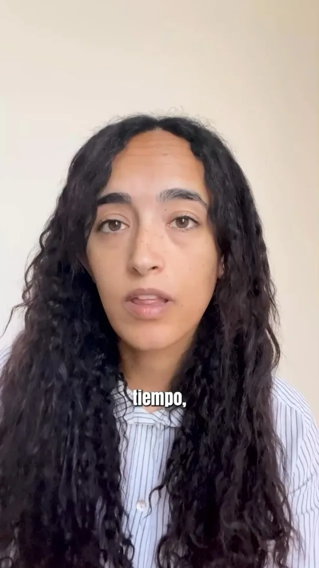 📷 ¿Por qué muchas personas no denuncian el racismo que sufren?

Esa es la pregunta que muchas personas escuchan después de sufrir una agresión racista.

La realidad es que no se trata de falta de valentía, sino de un exceso de barreras.

🔸 No saber dónde acudir ni cómo hacerlo
🔸 El miedo a que denunciar suponga más problemas
🔸 La desconfianza en un sistema que a veces ha fallado
🔸 No tener tiempo, ni apoyo, ni red, ni recursos
🔸 O simplemente, haber aprendido a convivir con el racismo, porque siempre estuvo ahí

Desde @africa.mundi y @movimientoxlapaz.mpdl queremos hablar de todo esto.

Queremos dejar de señalar a quienes callan y empezar a escuchar sus razones.

Porque denunciar no puede ser un privilegio.

Porque el silencio a veces es una forma de defensa.

Y porque frente al racismo, la respuesta tiene que ser colectiva.

💙 Unfollow al racismo. Empatía activa, responsabilidad compartida.

Campaña realizada con el apoyo de @msocialgob

#UnfollowAlRacismo #NoMásSilencio #Racismo #ConRacismoNoHabráPaz #DerechosParaTodas #MPDL #Antirracismo #DíaDeLasPersonasMigrantes
