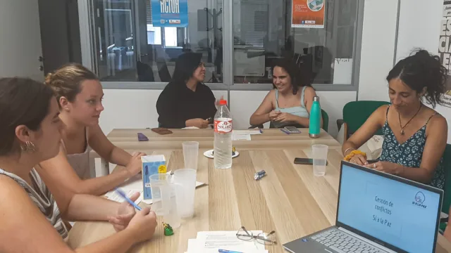 Dentro del proyecto "𝗦𝗶́ 𝗮 𝗹𝗮 𝗣𝗮𝘇", del @movimientoxlapaz.mpdl y Movimiento por la Paz -MPDL- Cantabria, 🔗 seguimos tejiendo redes de diálogo y entendimiento.

📅 En julio, nuestro grupo intercultural de jóvenes se reunió una vez más para compartir conocimientos, inquietudes y profundas reflexiones.

🗣 El tema central fue la 𝗴𝗲𝘀𝘁𝗶𝗼́𝗻 𝗽𝗼𝘀𝗶𝘁𝗶𝘃𝗮 𝗱𝗲 𝗰𝗼𝗻𝗳𝗹𝗶𝗰𝘁𝗼𝘀, una herramienta clave para promover la Cultura de Paz con una mirada global, inclusiva y basada en los Derechos Humanos.

🤗 Cada encuentro nos acerca, nos fortalece y nos transforma. Porque aprender a escucharnos, a reconocer nuestras diferencias y a construir desde ellas... es decir Sí a la Paz.

#YoSoyPaz #CulturaDePaz #JuventudActiva #JuventudResponsable #Interculturalidad #DerechosHumanos #GestiónDeConflictos #PerspectivaDeGénero #TransformaciónSocial #MundoJoven #JuventudResponsable #JuventudComprometida #InformaciónJuvenil #síalapaz #Paz #CulturaDePaz #ConstrucciónDePaz